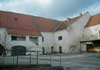 Tvrz Horní Kounice - přestavěný pozdně gotický palác při hradbě na severozápadě