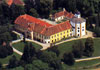 Zámek Choltice - letecký pohled na zámek s kaplí a přilehlý park
