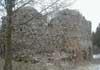 Hrad Lichnice - velký polygonální barbakán u přístupové komunikace do hradu
