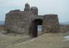 Hrad Lichnice - hlavní protáhlá vstupní brána do jádra hradu při pohledu z nádvoří