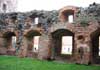 Hrad Švihov - zbytky parkánové hradby na západě využité při budováni tzv. Říčanského paláce