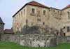 Hrad Švihov - jižní palác od jihovýchodu, v popředí zbytky jihovýchodní, tzv. Zelené bašty