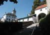 Hrad Rožmberk - pohled na dolní hrad a tzv. dolní bránu z přístupové cesty