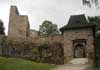 Hrad Velhartice - vstupní, dovnitř otevřená věž s bránou a věž Putna