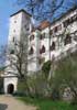 Hrad Bítov - jižní průčelí hradního paláce s přistavěnou hranolovou věží
