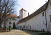 Hrad Bítov - jihovýchodní kout velkého nádvoří a hranolová věž