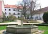 Hrad Bítov - pohled přes velké nádvoří na hradní palác a hranolovou věž