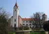 Hrad Bítov - pohled přes velké hradní nádvoří na hradní kostel a palác