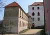 Hrad Bítov - vedlejší budova u paláce v prostoru původního severního parkánu