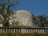 Hrad Bečov nad Teplou - pozůstatek bergfritu v čele jádra hradu Hrad Bečov nad Teplou - pozůstatek bergfritu v čele jádra hradu