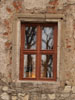 Tvrz Kurovice - detail kamenného ostění okna na severní straně