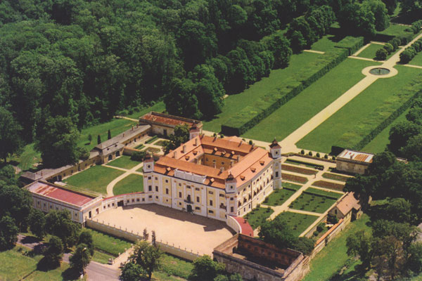 Z&aacute;mek Milotice - leteck&yacute; pohled na z&aacute;mek a přilehl&yacute; park