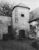 Zámek Hazlov - nádvoří hradu před demolicí na fotografii J. Úlovce z roku 1990 Zámek Hazlov - nádvoří hradu před demolicí na fotografii J. Úlovce z roku 1990